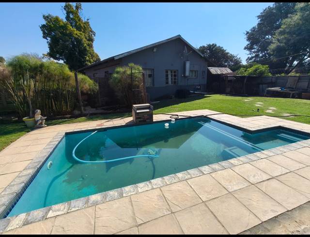 4 BEDROOM HOUSE FOR SALE IN OOS EINDE
